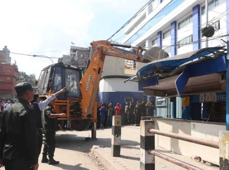 चल्यो वीर अस्पताल अगाडिका औषधि पसलमा महानगरको डोजर