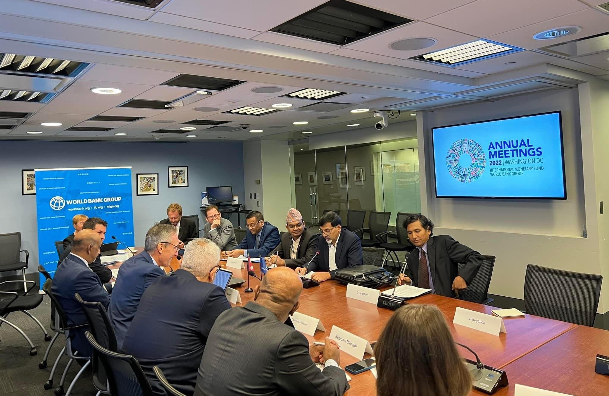 अर्थमन्त्री शर्मा र विश्व बैंकका उपाध्यक्ष मार्टिनबीच भेटघाट