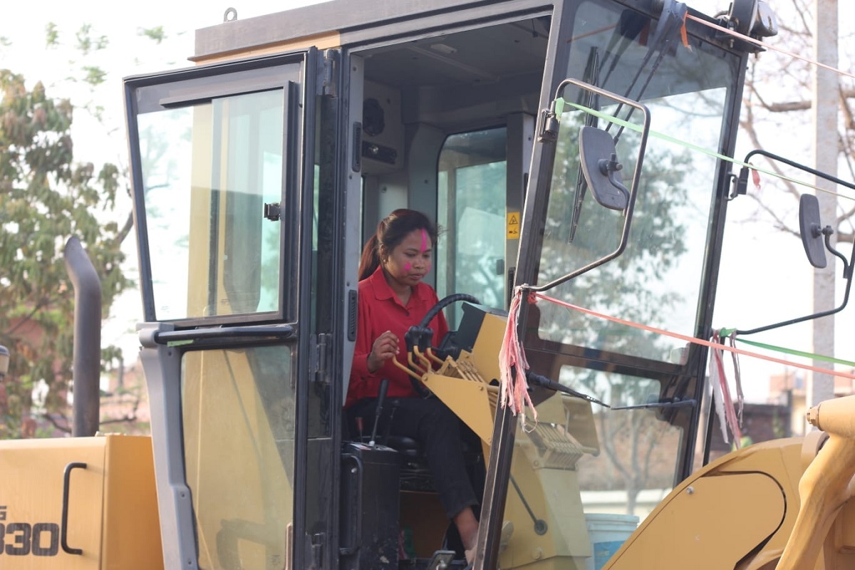 दाङ घोराहीकी अनिता थारु जसले चलाउँछिन् ग्रेडर मेसिन