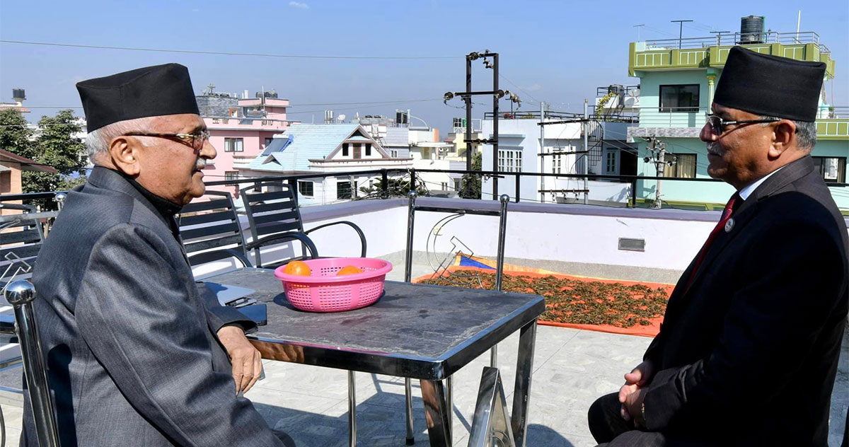 मन्त्रालय बाँडफाँडबारे छलफल गर्न खुमलटारमा प्रधानमन्त्री प्रचण्ड र ओलीबीच भेट