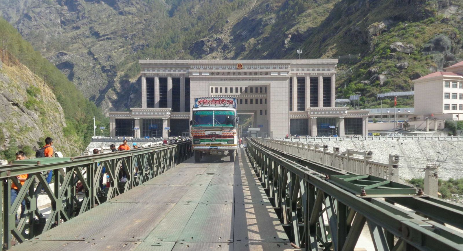 तातोपानी नाकाबाट रासायनिक मल भित्रिदै