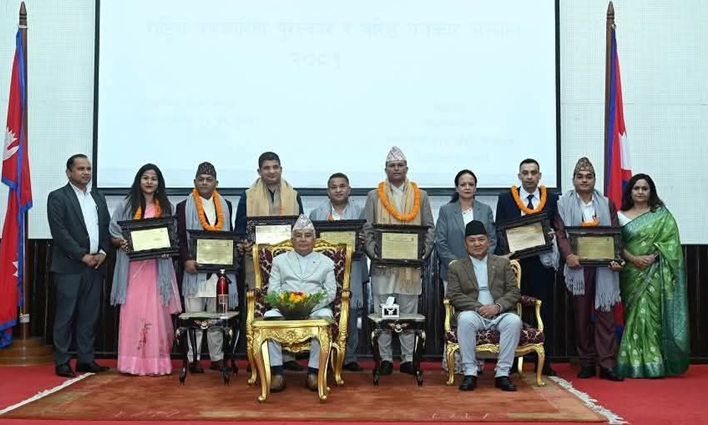 दुई पत्रकार सम्मानित’, ६ जनालाई राष्ट्रिय पत्रकारिता पुरस्कार