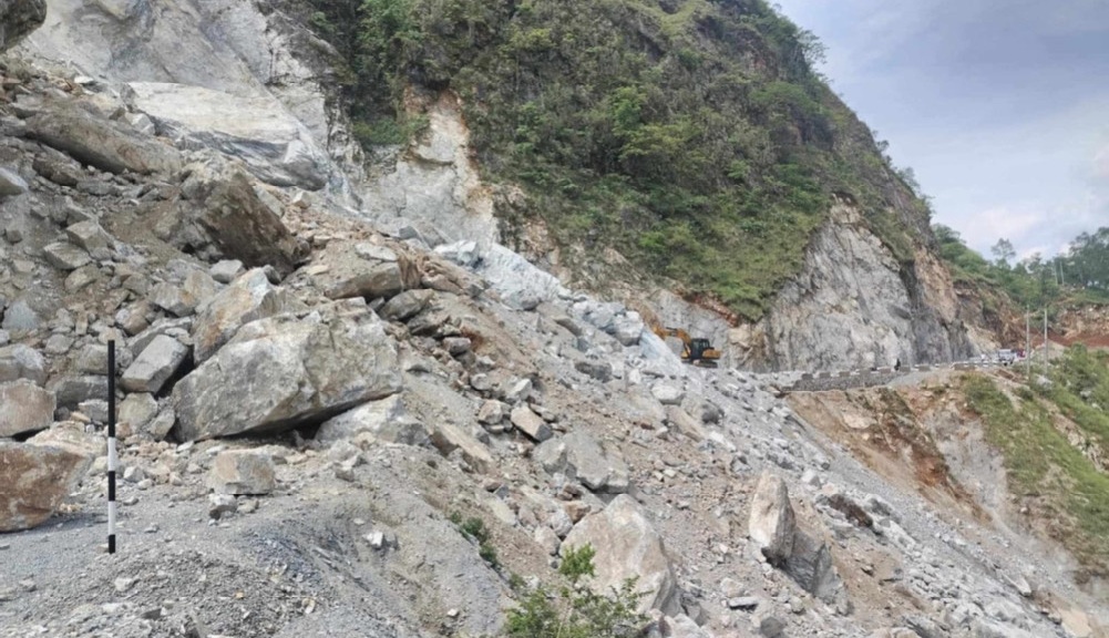 बाढीपहिरोबाट देशभरका ७ राजमार्ग पूर्ण अवरुद्ध