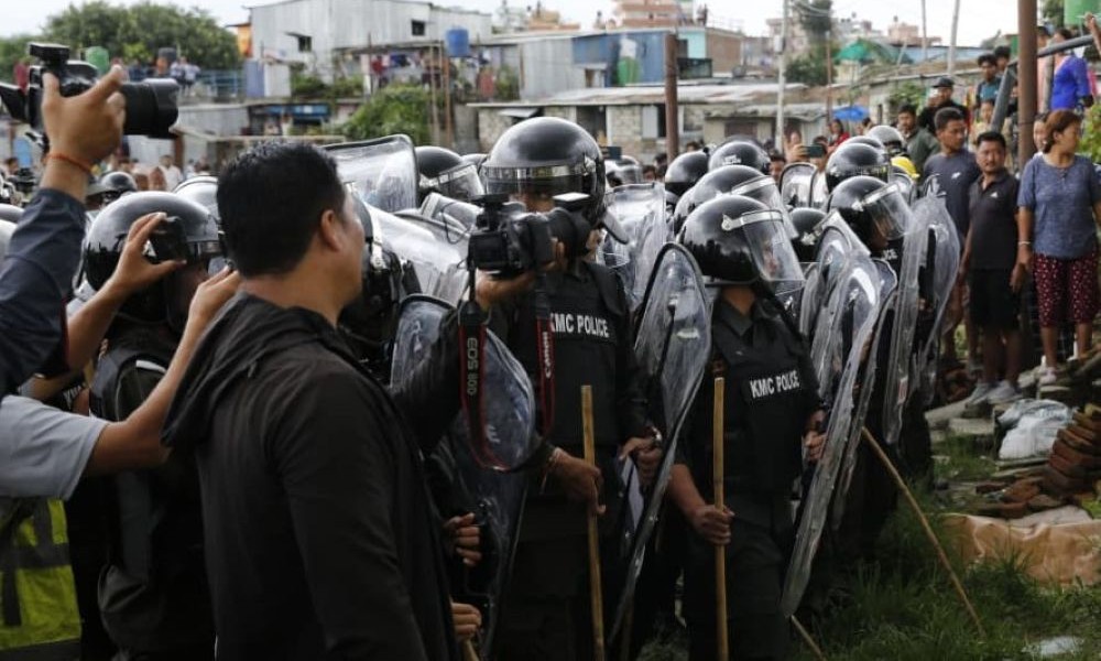सुकुम्वासी बस्ती हटाउँदा ढुंगामुढा, दुई जना नगर प्रहरी घाइते
