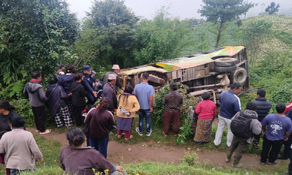 संखुवासभाबाट झापा जाँदै बस दुर्घटना, १४ जना घाइते