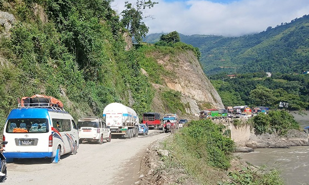मुख्य सडकहरूमा निर्वाध रूपमा गाडी सञ्चालन