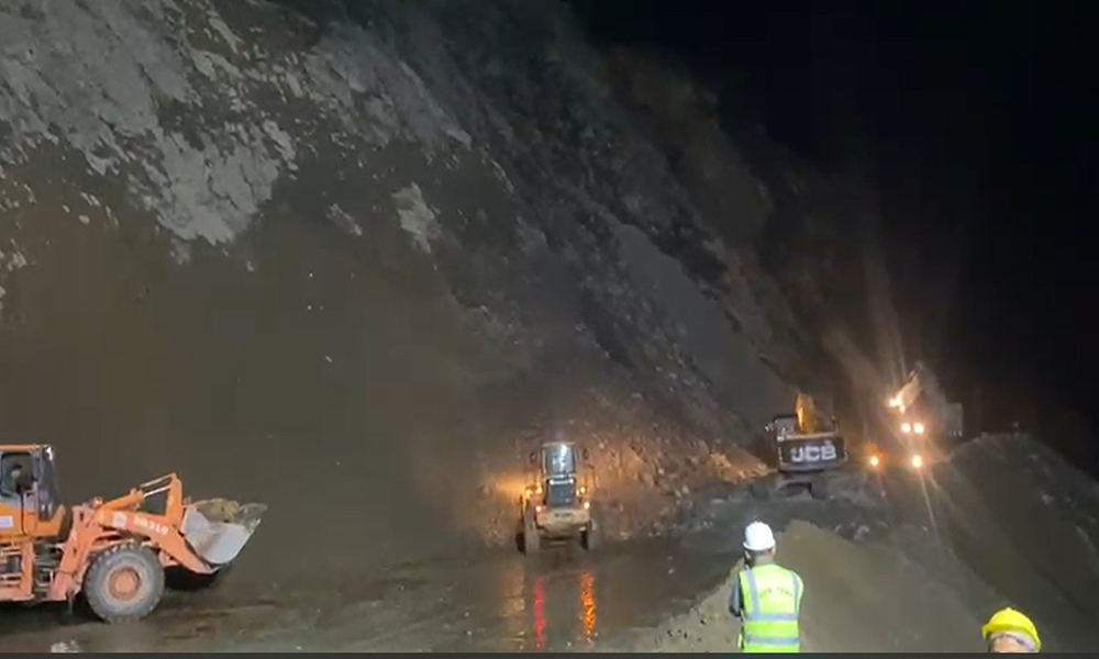 यसरी हटाइँदैछ तुइनखोलाको पहिरो (भिडियो)