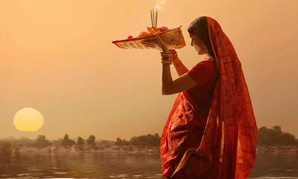 छठ पर्वको मुख्य दिन आज अस्ताउँदो सूर्यलाई अर्घ्य दिइँदै