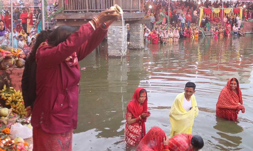 उदाउँदो सूर्यलाई अर्घ्य दिएसँगै समापन भयो छठ