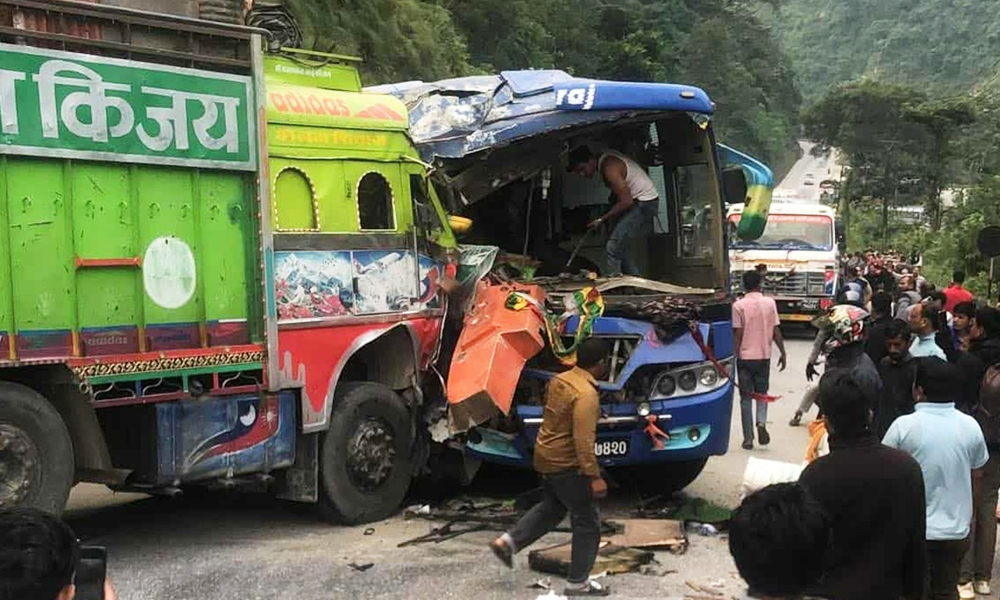 नारायणगढ-मुग्लिन सडकमा ७ वटा गाडी ठोक्किए, दर्जनौं घाइते