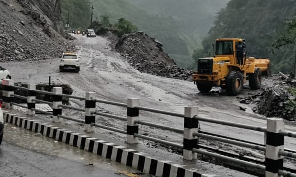 अविरल वर्षाका कारण देशभरका ६ सडक ठप्प