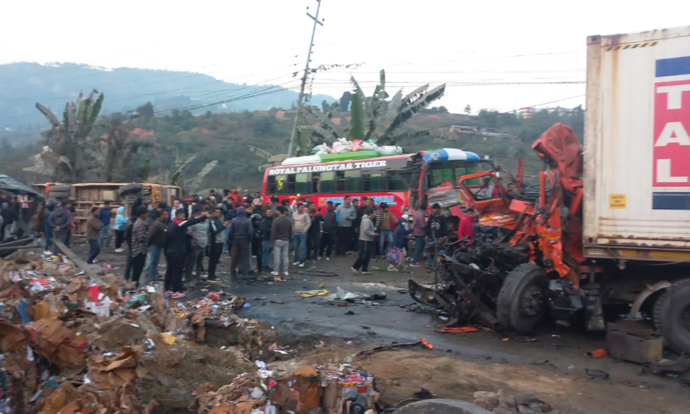 ७ सवारीसाधन आपसमा ठोक्किँदा ३५ घाइते (नामावलीसहित)
