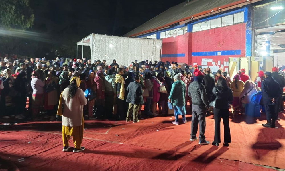 एमालेको मतदान स्थगित, लाइनमा बसिसकेका मतदाता फर्काइए