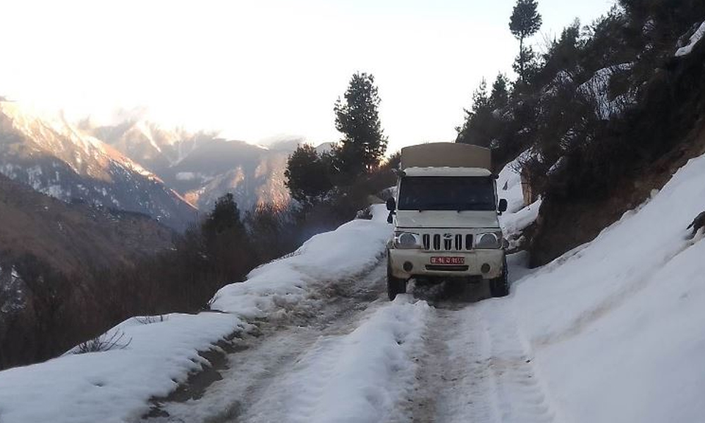 हिमपातका कारण लोकमार्गमा फसेका २२० यात्रुको उद्धार