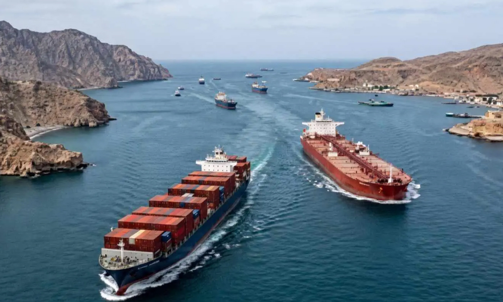 स्ट्रेट अफ होर्मुजमा फेरि तनाव, व्यापारिक जहाजमाथि गोलाबारी