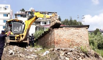 ललितपुरको हात्तिवन क्षेत्रको अतिक्रमित संरचनामा डोजर