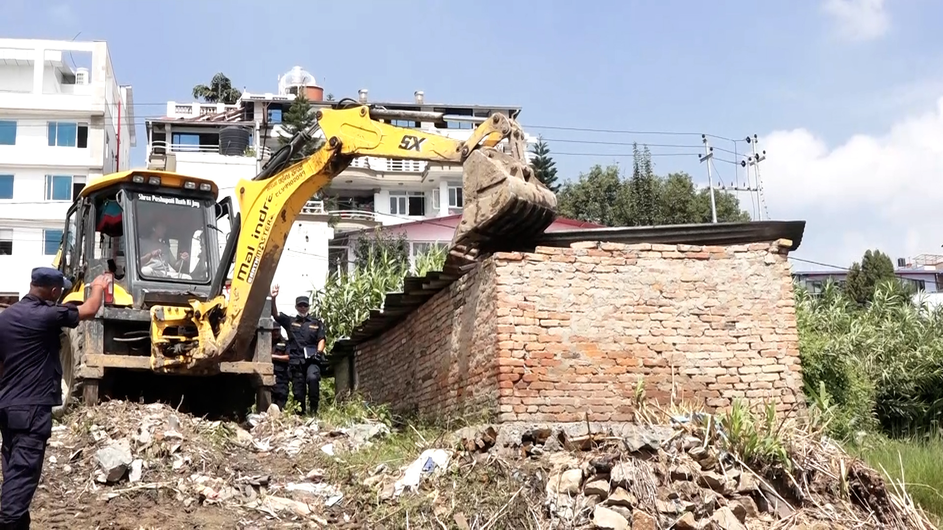 ललितपुरको हात्तिवन क्षेत्रको अतिक्रमित संरचनामा डोजर