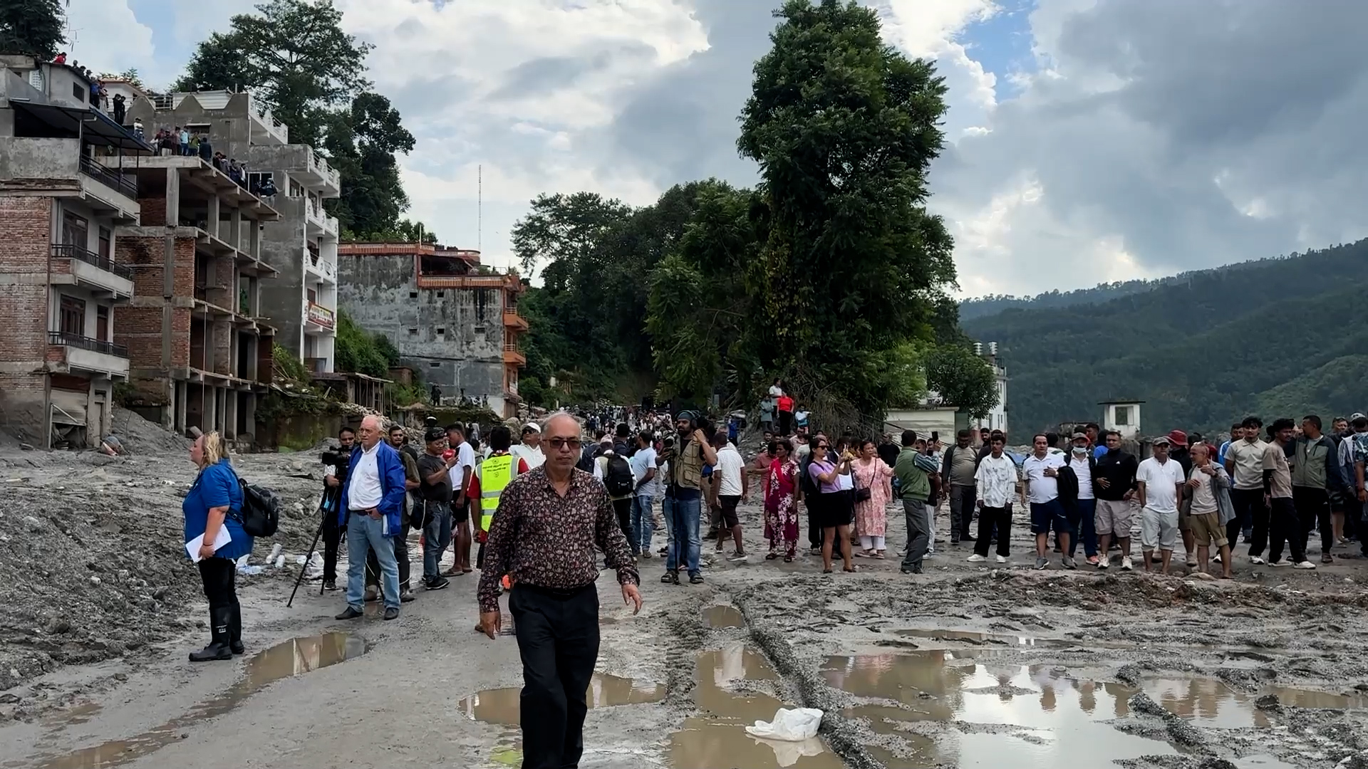 भीड बढेपछि उद्दार टोलीलाई काम गर्न कठिन