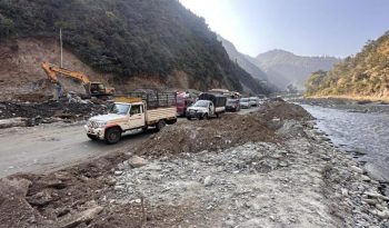 निरन्तर वर्षासँगै पहिरो खसेपछि बीपी राजमार्ग ठप्प