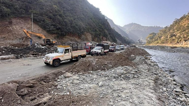 निरन्तर वर्षासँगै पहिरो खसेपछि बीपी राजमार्ग ठप्प
