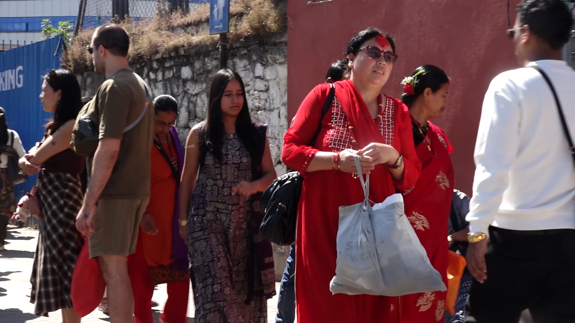 दसैँको टीका र जमरा लगाउने क्रम जारी, पूर्णिमासम्म मान्यजनबाट आशीर्वाद थाप्ने चलन