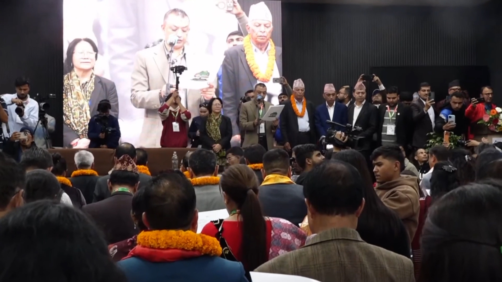 कांग्रेसका नवनिर्वाचित केन्द्रीय सदस्यले लिए पद तथा गोपनीयताको शपथ